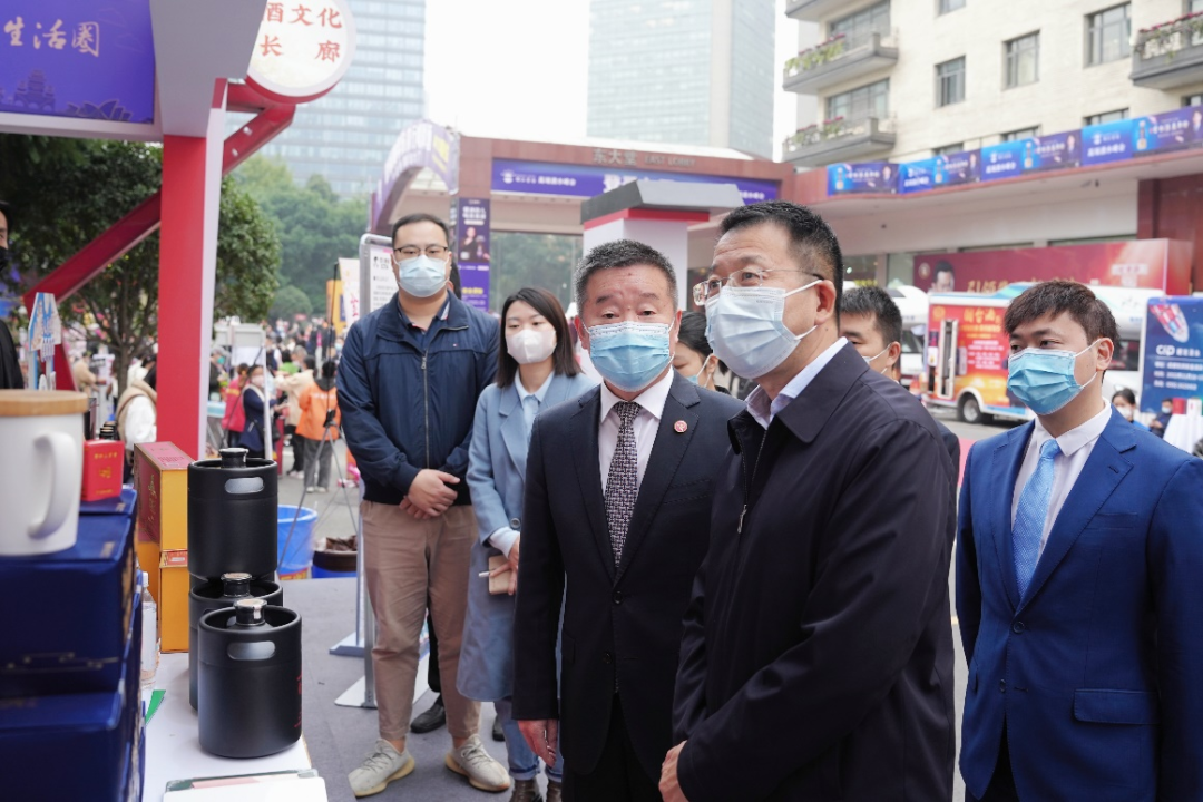 尊龙时凯集团领导赴2022锦江宾馆酒类商务洽谈会现场检查指导工作